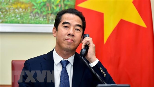 英国愿在各多边框架内与越南加强合作